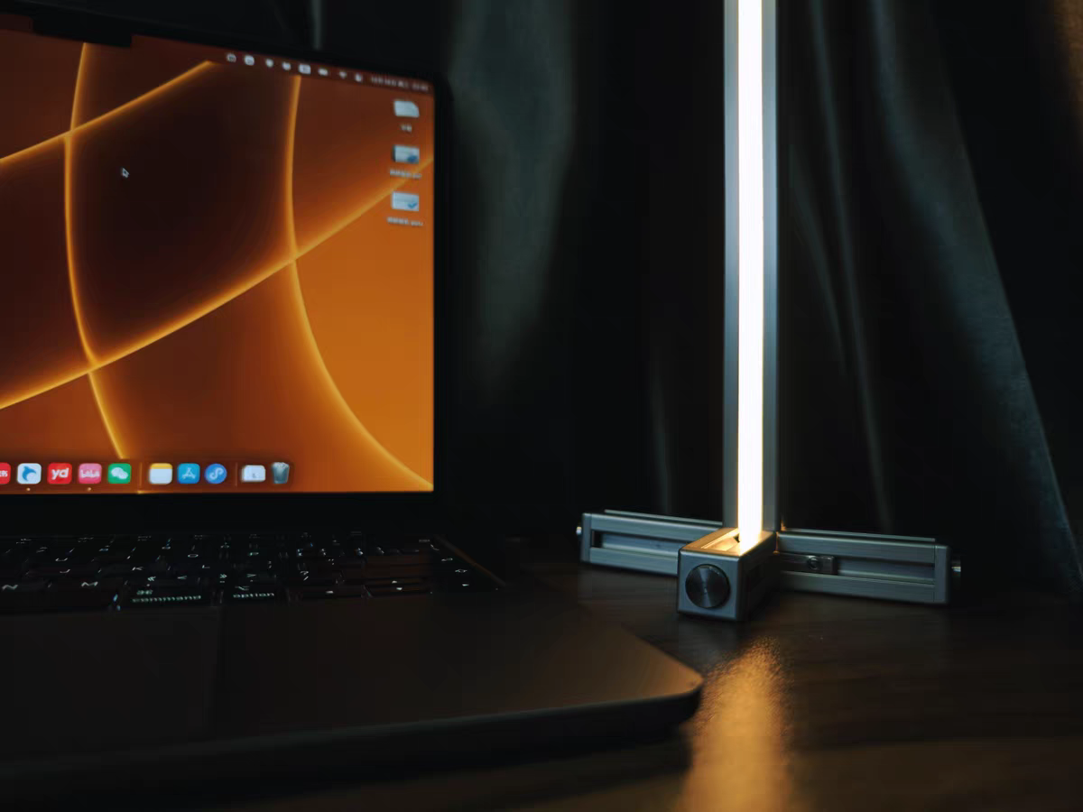Desktop pillar lamp
